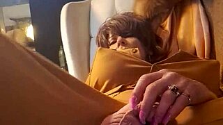 damn, this fine tranny rides a big dildo with that hot ass! 🔥