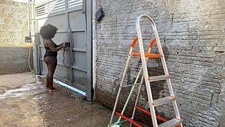 Fui Pedir A Escada A Vizinha Mas Ela Me Deu Foi A Buceta No Pelo E Pediu Leitinho Na Cara