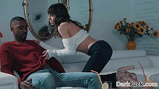 छोटी कूगर अपने काले दोस्त को लुभाती है