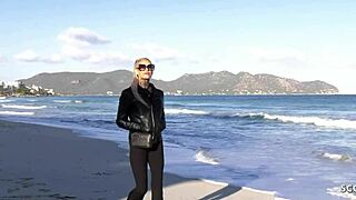 दुबली जर्मन पत्नी टैटू के साथ धोखा देती है। वह होटल में बिना कंडोम चुदाई लेती है और गंद पर जहर उड़वाती है।