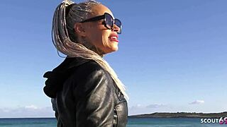 दुबली जर्मन पत्नी टैटू के साथ धोखा देती है। वह होटल में बिना कंडोम चुदाई लेती है और गंद पर जहर उड़वाती है।