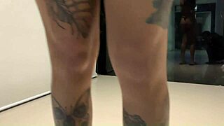 NINFETINHA SAFADA COM PIERCING NO PEITO SE EXIBINDO ATE LEVAR ROLA DO SACANA