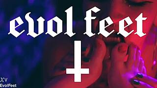 I wanna worship those sexy feet of Bia and Sam 😍