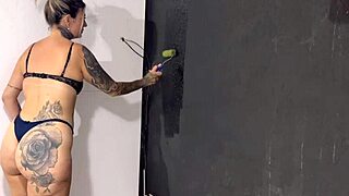 Pintora enquanto pinta sua casa � pintada leva muita rola no cu e na buceta � pintor goza dentro