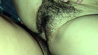 देसी स्टेप सिस्टर टीवी देखते हुए फकिंग सिखाती है