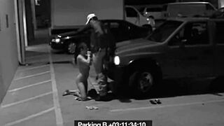 स्लट फाइन रिलीफ के लिए सिक्योरिटी गार्ड को ब्लो करती है