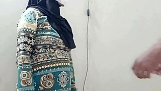 अपनी साली को क्वाइट हाउस फकिंग के लिए इनवाइट करें बेंट ओवर डॉगी!