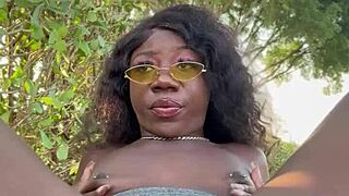 मैं, लोला ब्लैक, नेबर्स के लिए बाहर पस्सी से खेल रही हूं