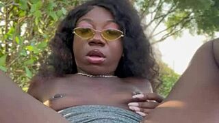 मैं, लोला ब्लैक, नेबर्स के लिए बाहर पस्सी से खेल रही हूं