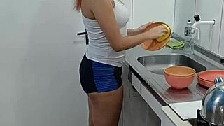 empregadinha linda seduziu patrão casado que comeu ela e gozou na boca