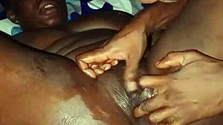 शेव्ड चूत को बिग ब्लैक कॉक चूसा और चोदा