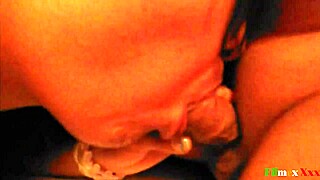 nalgona se viste con lencería y su amante la masturba hasta el orgasmo