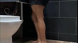 Pretty girl reunites with brother-in-law at family holiday party 😊