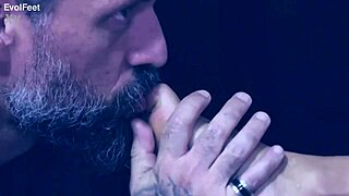 who wants lick my pussy and feet?