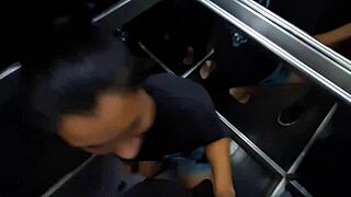 Arriesgada mamada en el elevador con deepthroat y cumshot