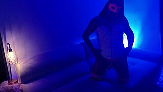 Esta Camarera Se Deja Follar Por Algo De Dinero En La Habitacion Oculta Mientras Afuera Todos Se Divierten En El Bar 1