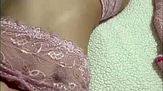 Mira que rica lenceria me regala un fan quieres ver que rico me masturbo