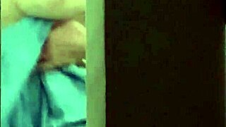 espiando loira tomando banho e trocando de roupa ate ela perceber que eu estava olhando e veja oque aconteceu.