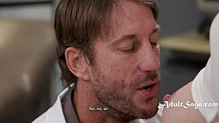 अनएप्रिशिएटिव हसबैंड देखता है जैसे डॉक्टर उसकी ब्यूटीफुल वाइफ को एग्जामाइन करता है