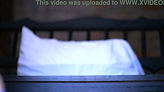 el estudiante y la madrastra intercambiaron miradas furtivas en la casa