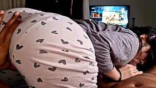 I wake my friend to eat her pussy