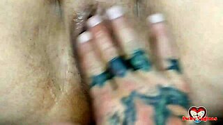 I finger my aunt's wet pussy in secret