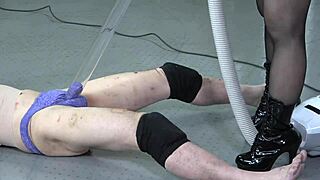 जापानी फेमडॉम मिस्ट्रेस वैक्यूम क्लीनर से बूट्स और बॉल्स चाटती है, बूट्स और शूज शामिल