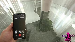 सौतेली बहन सरेना स्टर्लिंग भाई को चुप कराने प्यार देती है