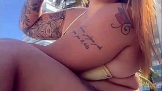 Estou na praia com tesao vou ficar me exibindo aqui pra macho