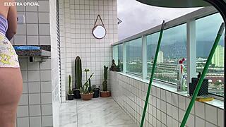 câmera de segurança catches naughty maid in tight shorts