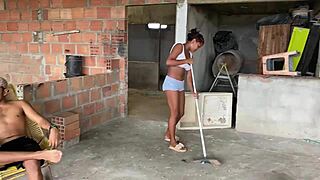 le pido a mi hermanastro que me folle en silencio