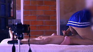 el estudiante y la madrastra intercambiaron caricias suaves en el sof�