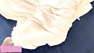 masturbando na roommate enquanto ela descansa depois da festa, depois fodo e gozo na bunda dela - eva myst