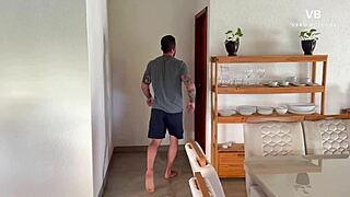 El Amigo De Mi Marido Entra Y Me Folla Durante El Asado