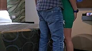 Oh dios, mi tia pam se pone peluca y folla frente a su marido como puta madura en san valentin!