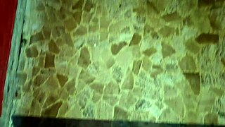 esposa deu para um estranho no banheiro sujo de um bar