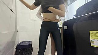 Quiero bajarle ese short corto y sucio a mi mejor amiga y lamer su pussy mojada