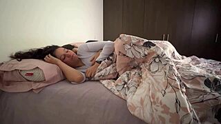 बेस्ट फ्रेंड उदास तो बेड पर लिपटकर ख्वाहिशें एक्सप्लोर कीं