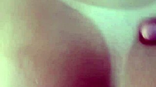 com plug no cuzinho ninfetinha loirinha seduz o melhor amigo do seu esposo e pede pra ele foder sua buceta e depois o cuzinho até encher ele de porra