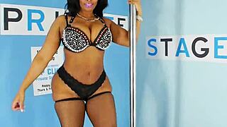 British Heavens top-notch chica Nat Foxx and 10 big-butt strippers 😍