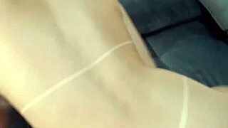 com plug no cuzinho ninfetinha loirinha seduz o melhor amigo do seu esposo e pede pra ele foder sua buceta e depois o cuzinho até encher ele de porra