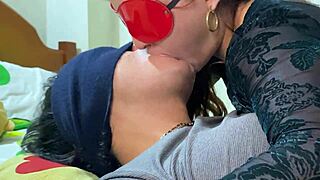 amiga latina de tetas pequeñas me da un beso francés profundo y húmedo con saliva en estilo amateur