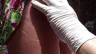 ele vem da rua e a primeira coisa que faz é chupar o pau do sex toy, tipo, que loucura né?