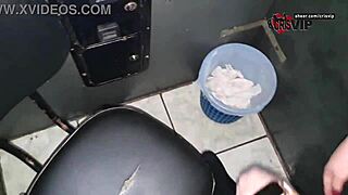 Slut chupando desconhecidos engolindo porra e beijando o corno at gloryhole with cum swallow humiliation