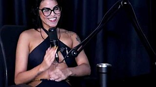 Prefer pau that makes her cum with Elisa Sanchez chatting about sucking pussy and family 😏