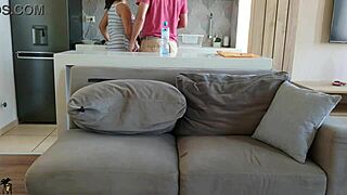 Mi Novio Me Presento A Su Padrastro Follamos Mientras Cocinaba Y Me Lo Folle