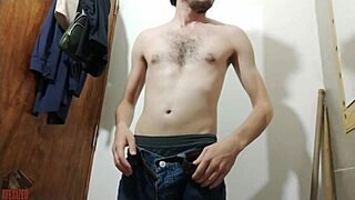 कल रात पतले लड़के से हो गया हुकअप बाथरूम में अकेले विशाल लंड हिलाते हुए!