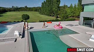 हे, देखो पेटाइट इबोनी 18+ लड़की की वाइल्ड फोरसम हार्ड चुदाई! 😈🍆