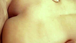 बेचैन औरत को मर्द की चुदाई से संतुष्टि चाहिए