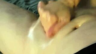 Driftwood and barefoot Kontessa deliver another amazing handjob with cumshot in slow motion